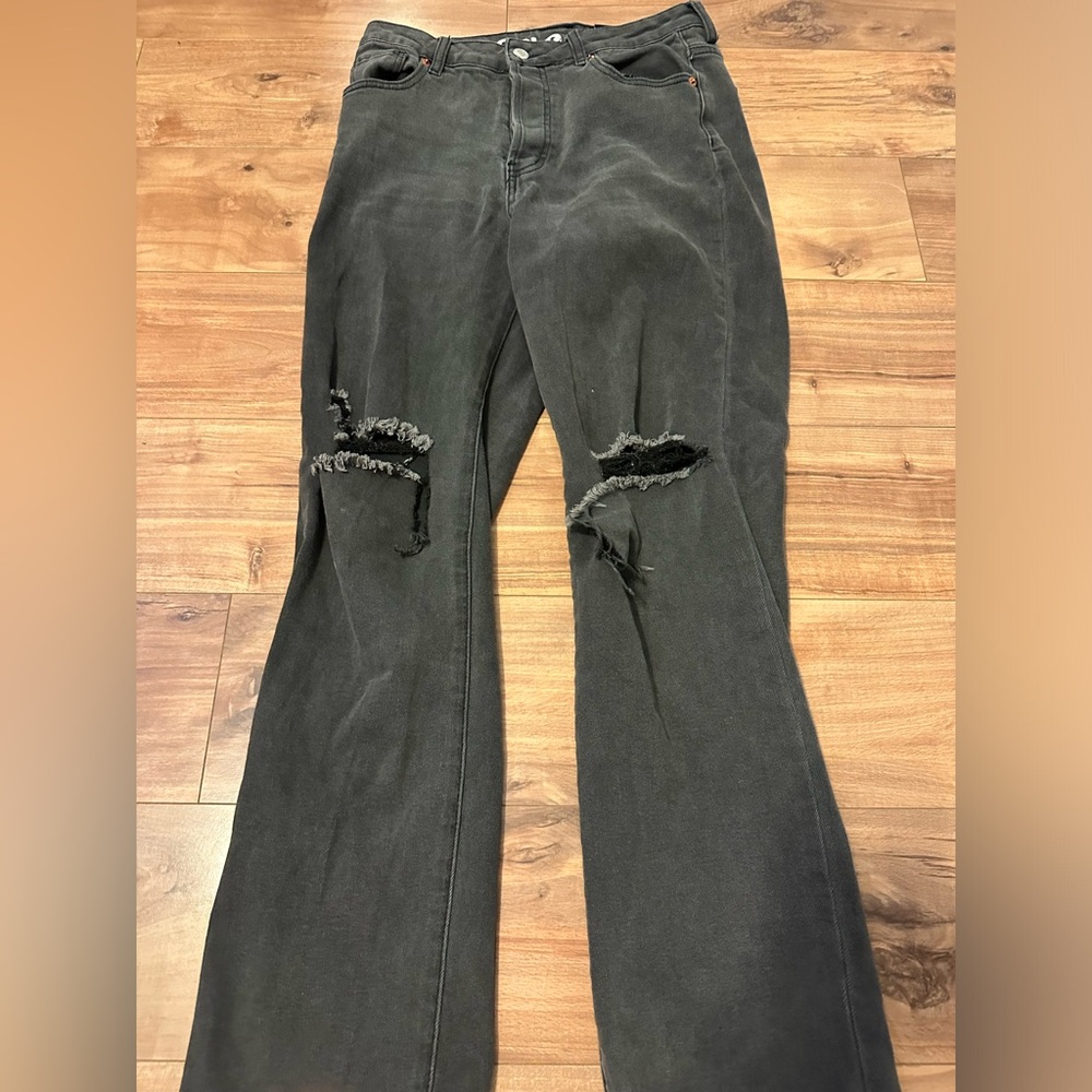Black jeans with distressed
